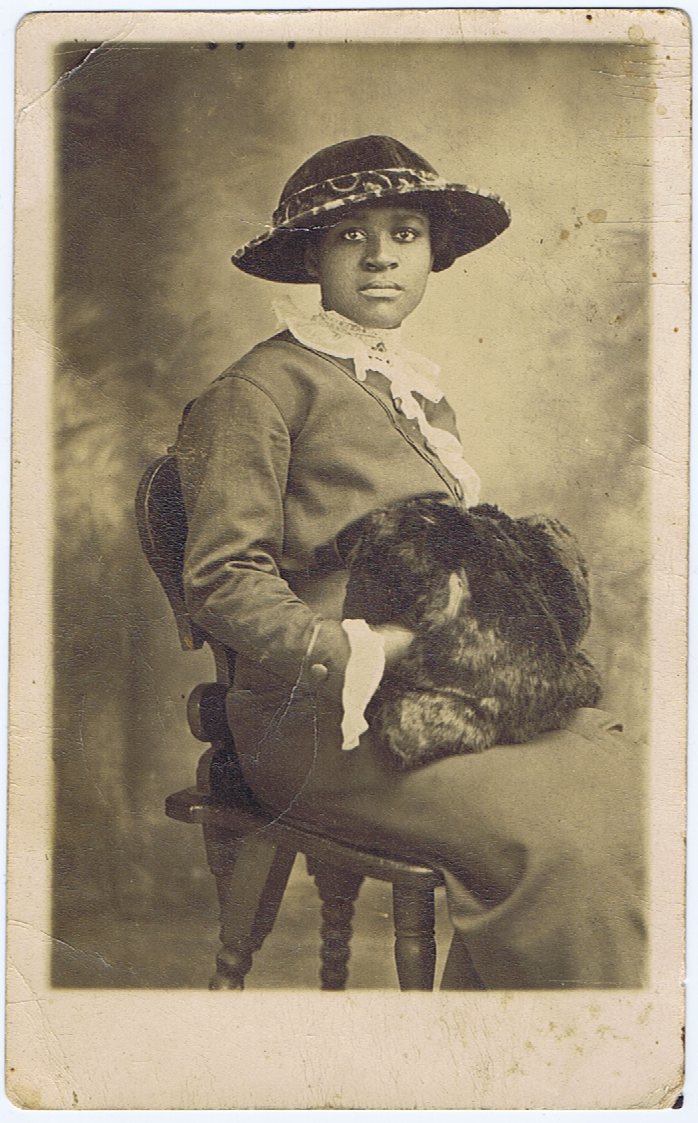 J851	ORIGINAL PHOTO CA. 1912-20 OF UPPER CLASS BLACK WOMAN ELEGANT BLACK LADY