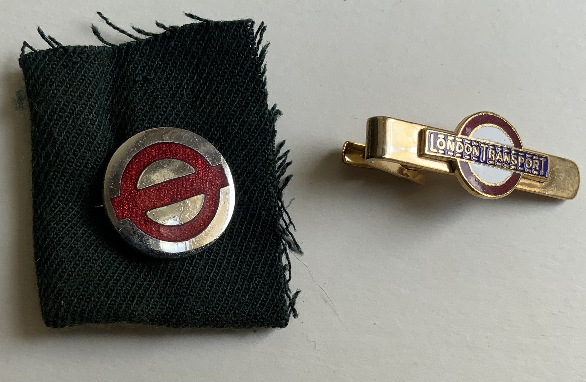 M62	LONDON UNDERGROUND EMPLOYEE’S LAPPEL AND BADGE AND TIE CLIP