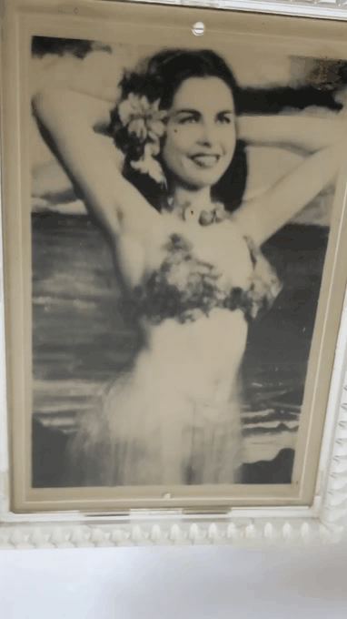 M219	"HOLOGRAPHIC FLASHER PHOTO" MOVING HULA GIRL CA. 1940s